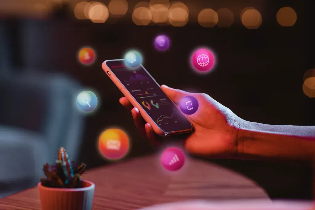 telefon z różnymi aplikacjami